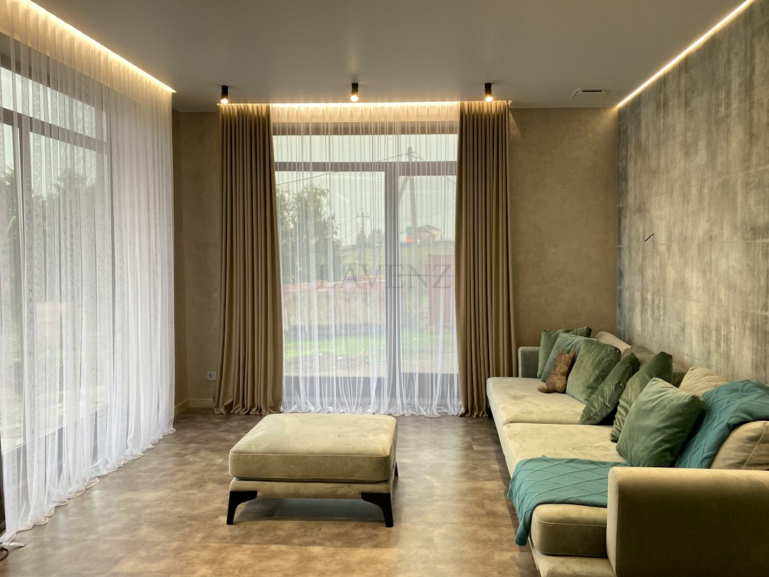 Neutral curtain fabric and refined interior finishes